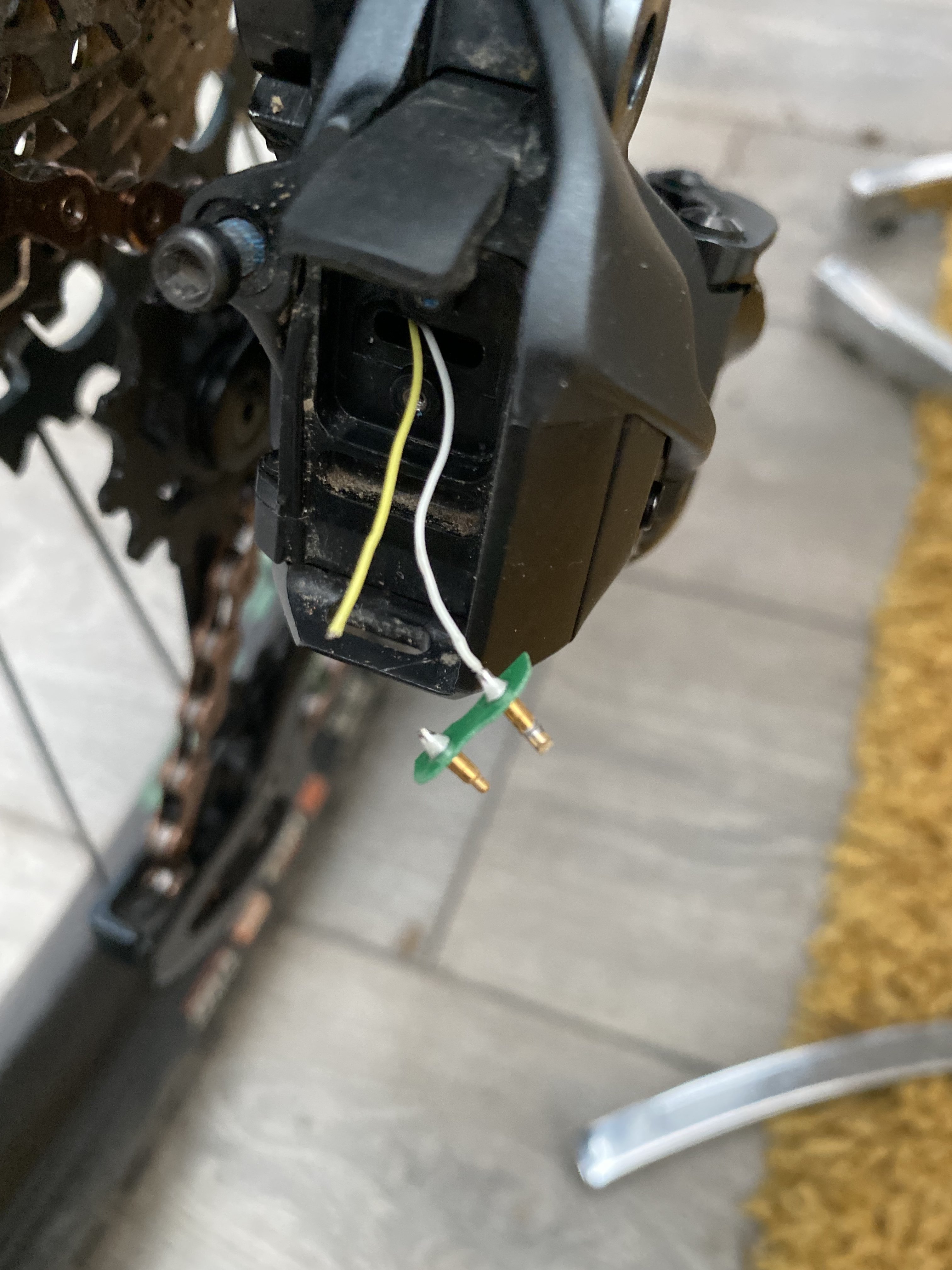 Pin pogo defectuoso en SRAM AXS para contactar con la batería : r/bikewrench