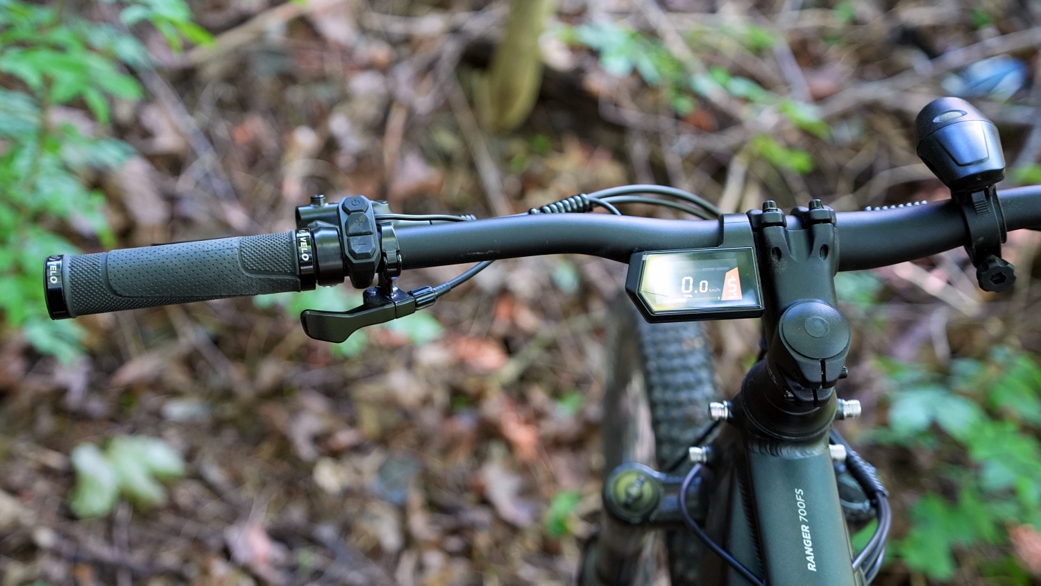 The handlebar contains all sorts of stuff, like a dropper lever, display, handlebar remote and lamp.