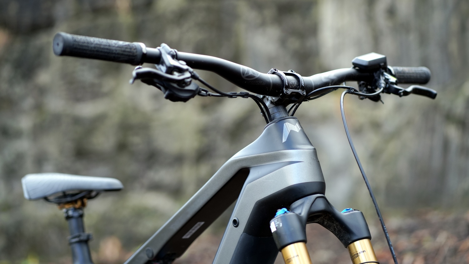 There is no knock block headset, the handlebars can be rotated all the way.