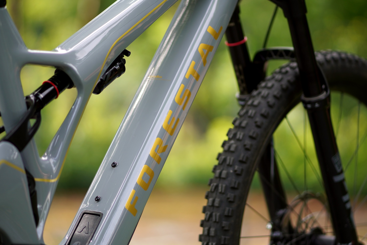 The 360 Wh battery is fixed inside the downtube.