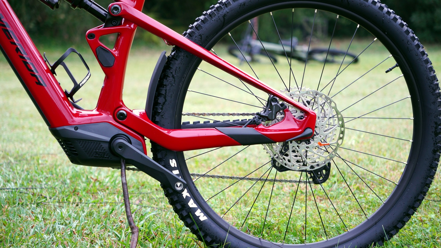 The flex-stay rear triangle has no pivot point near the rear axle.