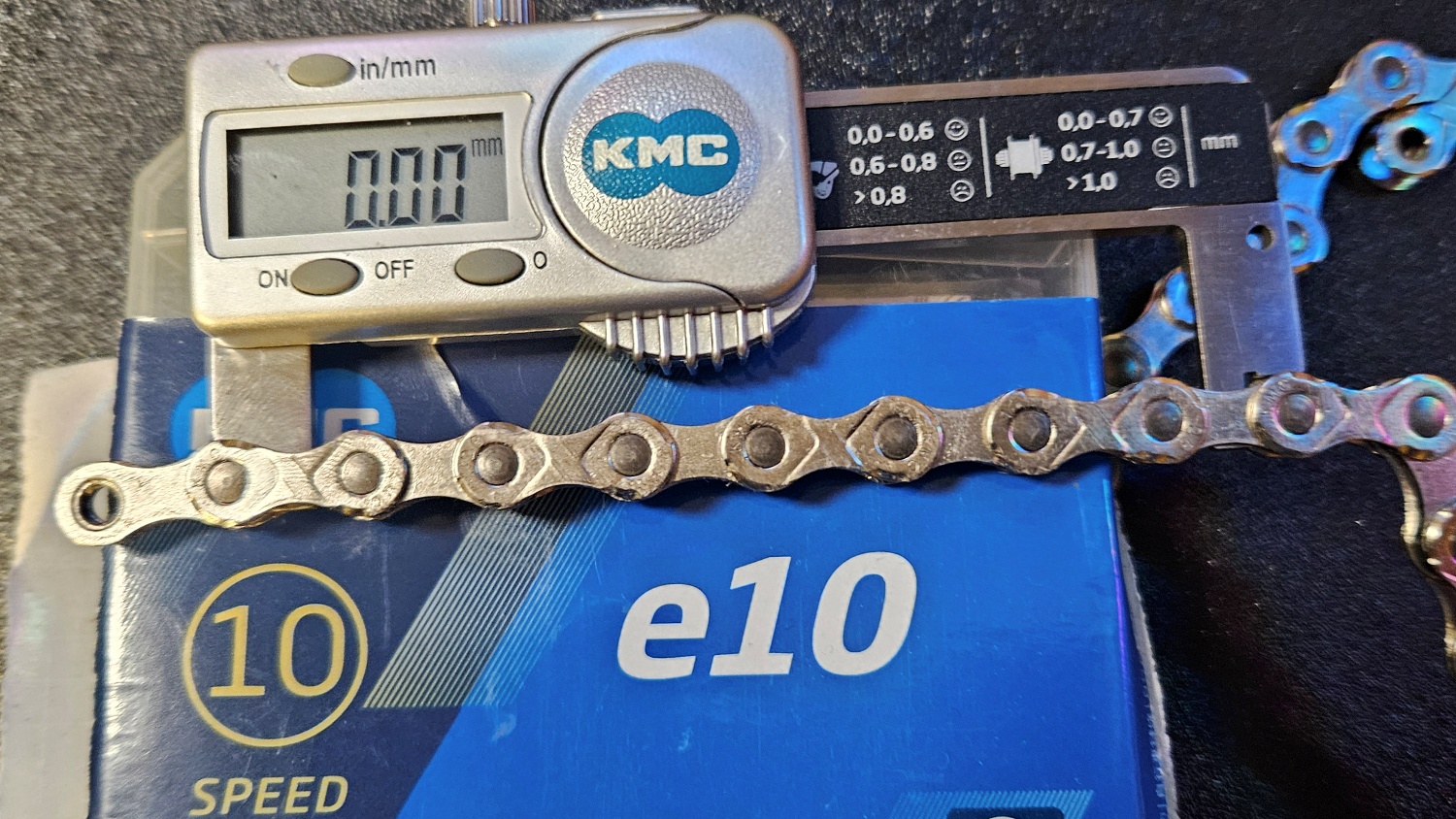 Measuring the chains before mounting them revealed no pre-stretch for the KMC e10