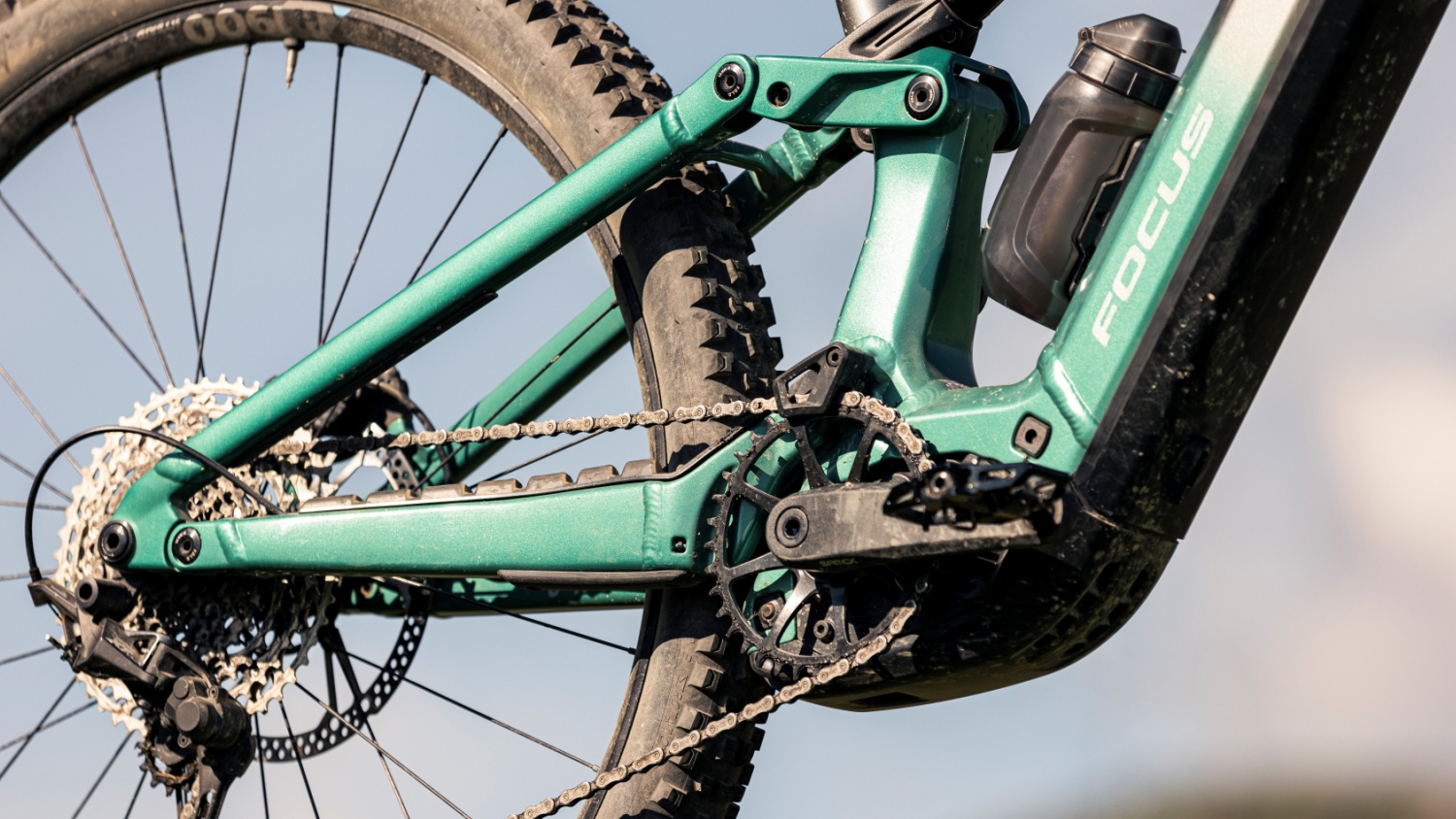 Drivetrains varies between Cues 10-speed and AXS T-type 12-speed