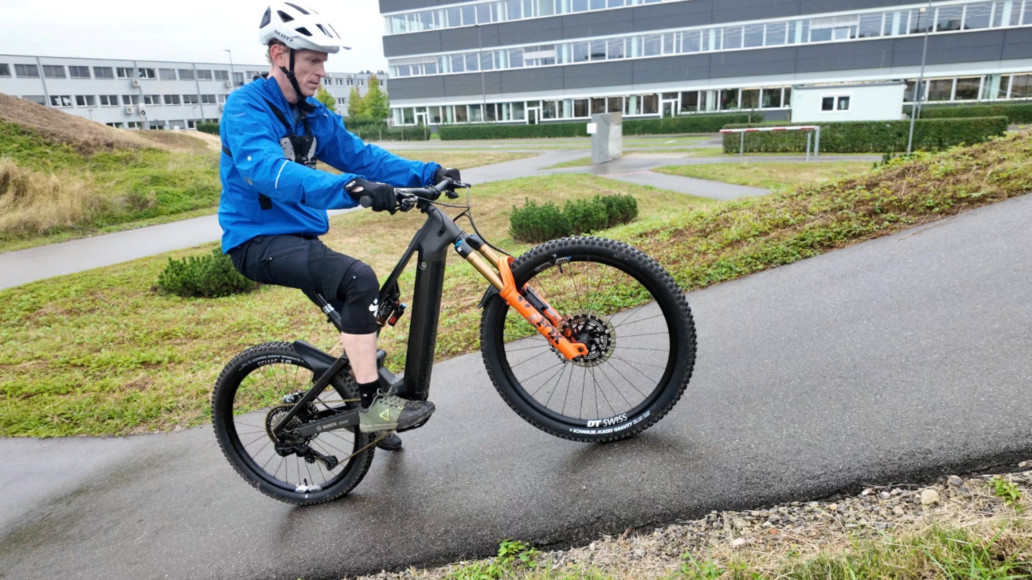 When hill start is activated, the bike remains stationary without holding the brakes.