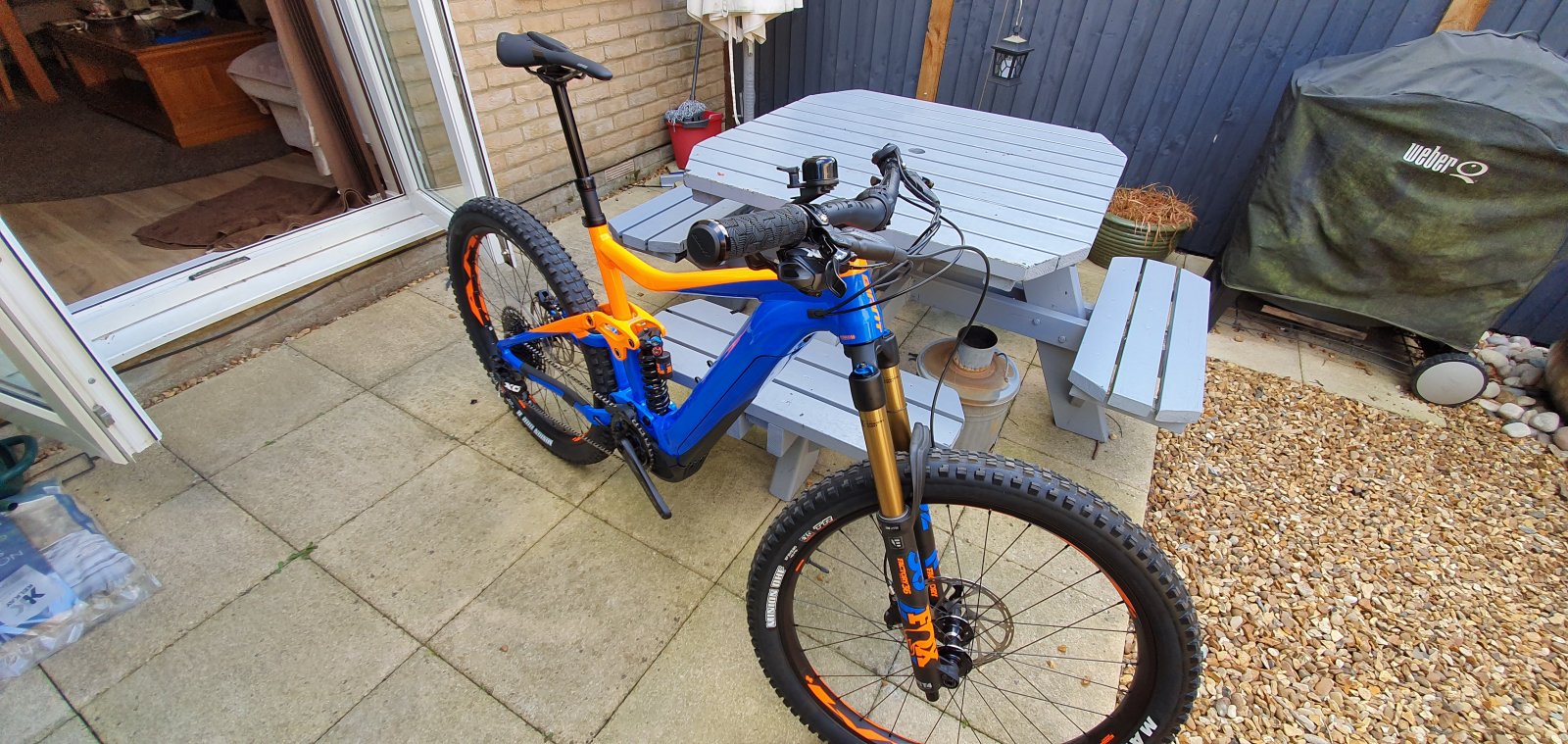giant bike blue and orange